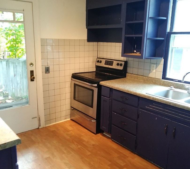 1st image of 917 Oak St APT 1