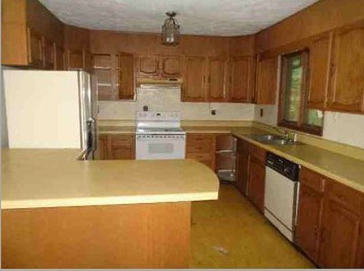 4th image of 1075 Marine Dr