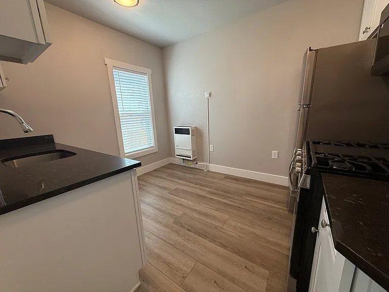 327 SW 2nd St — Photo 8