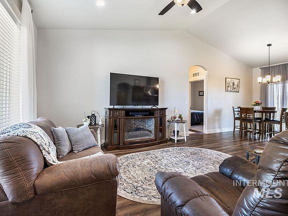 4th image of 330 Wood Rose Way