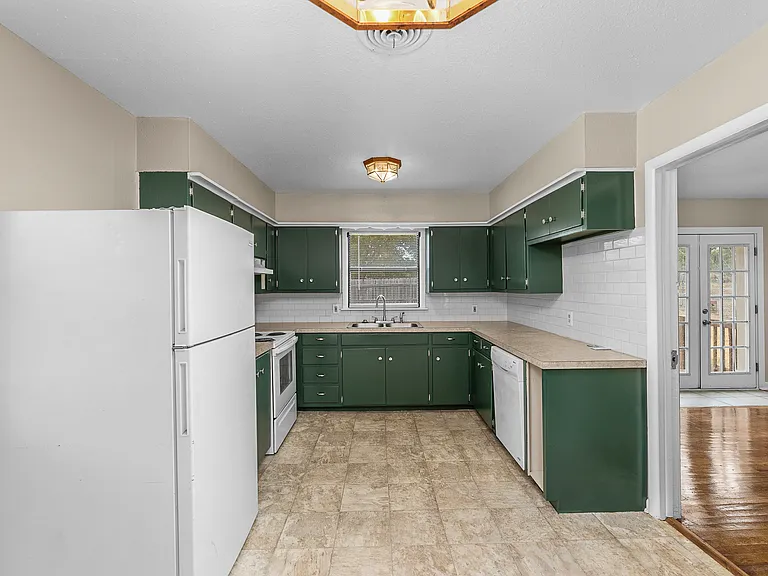 205 NW 40th St — Photo 10