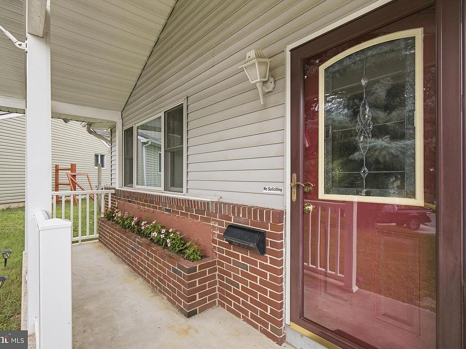 1st image of 208 Devon Ct