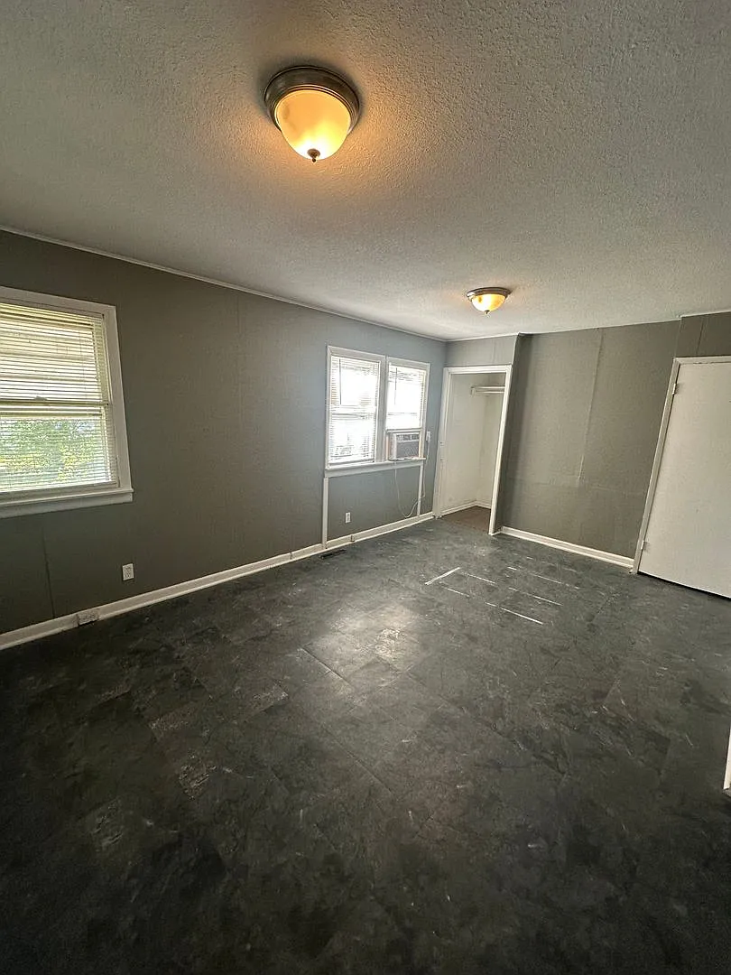 1428 S Willow Ave - 64052 — Photo 3