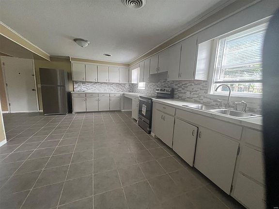 4th image of 27936 Ash St