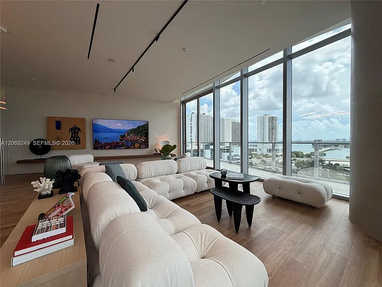 1400 Biscayne Blvd #1807 — Photo 48
