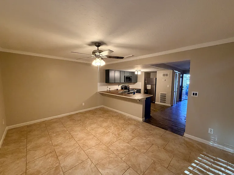 6049 Regent Mnr — Photo 8
