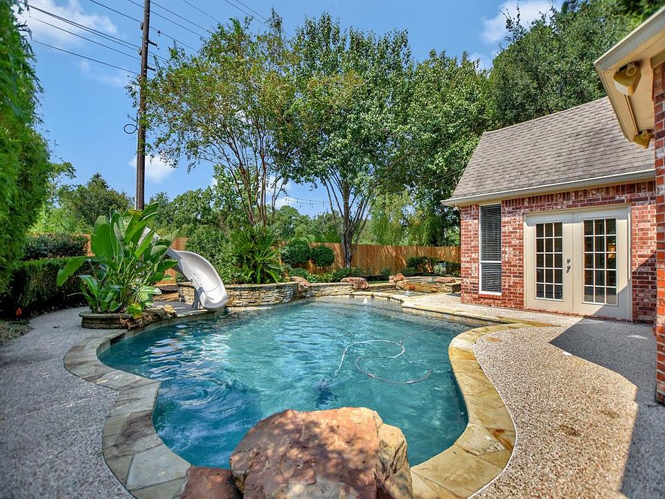 pool with jumping rock