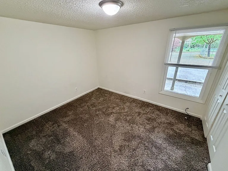 Two Bedroom Apartment in Central Salem — Photo 7