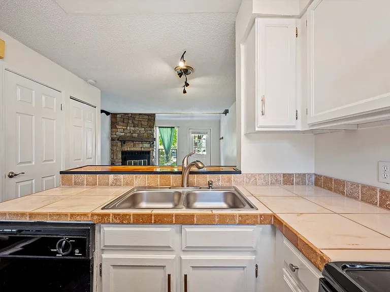 1683 S Blackhawk Way #B — Photo 9