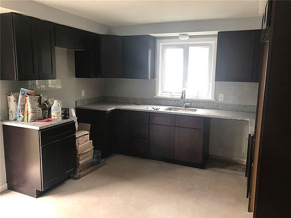 4th image of 810 Admiral St