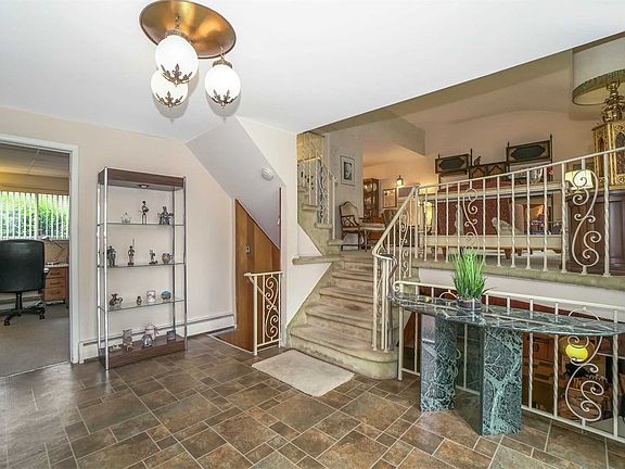 3rd image of 614 Pine Ln