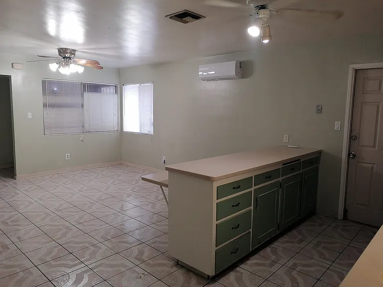 708 Pinewood Ct — Photo 3
