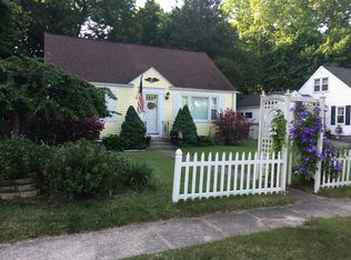 10 Woodland Dr, West Warwick, RI 02893