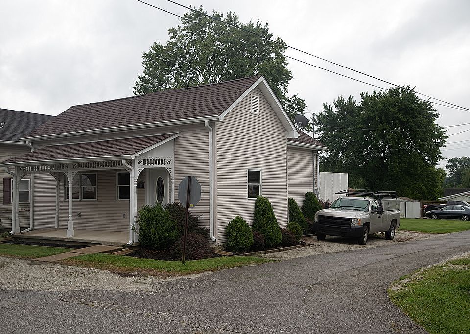 1st image of 215 E Sycamore St