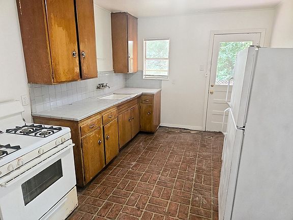 4th image of 980 Oakland St