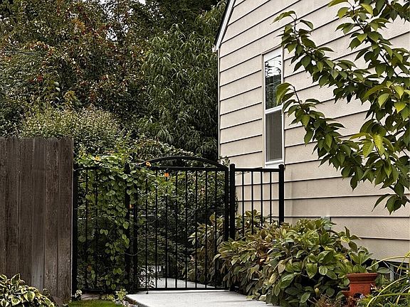 4th image of 1123 Olive Street