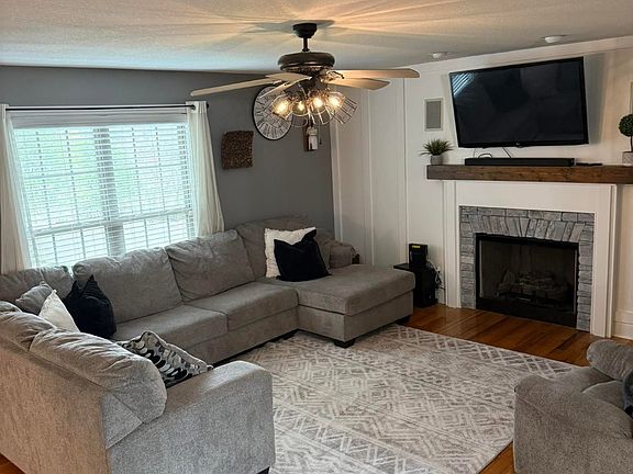 4th image of 812 Carousel Ct