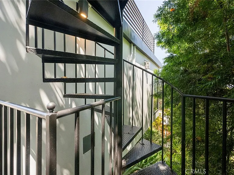 2033 Glencoe Way — Photo 31