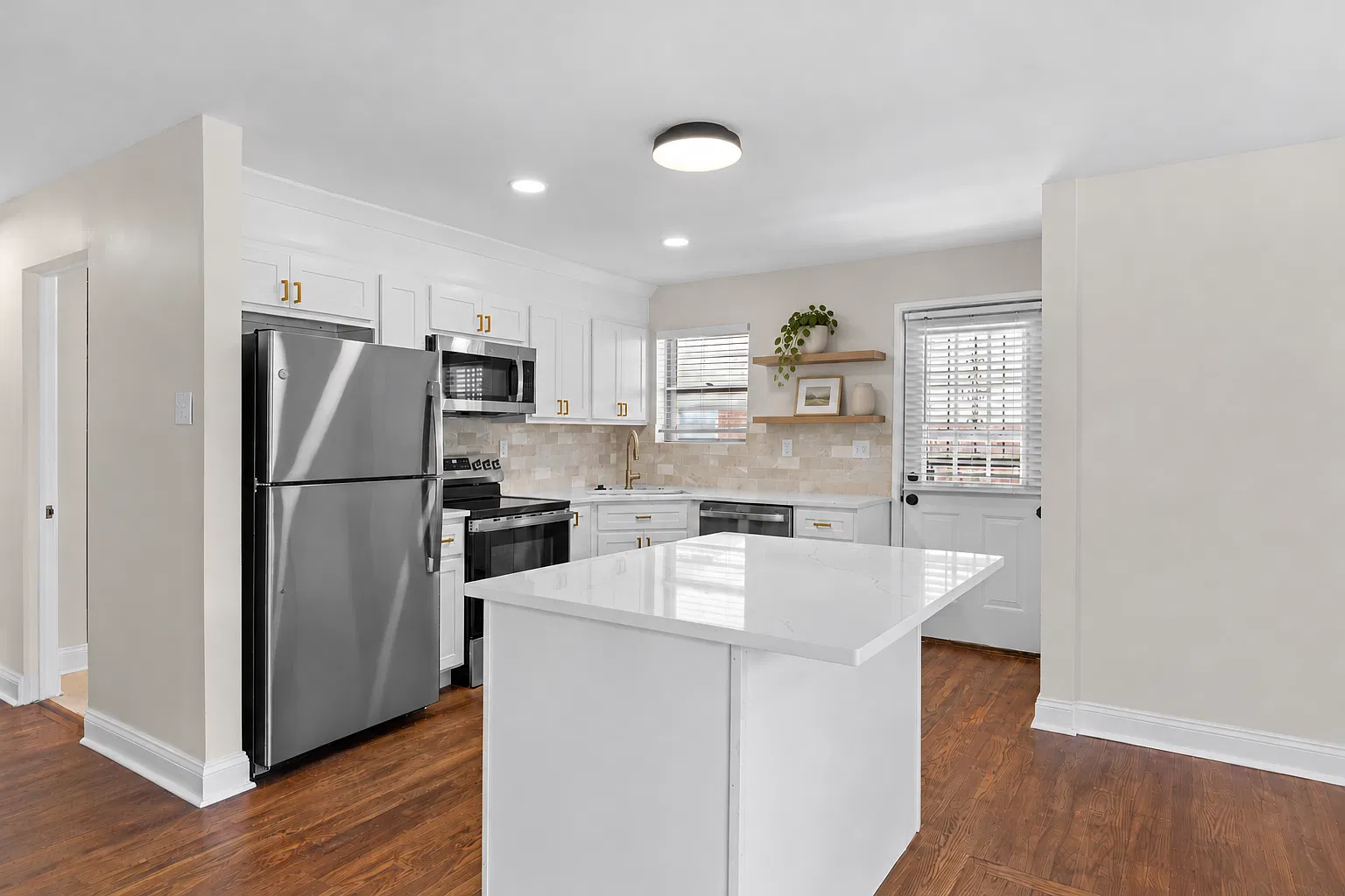 3 bed, 1.5 bath, 1800 sqft, $2,100 — Photo 2