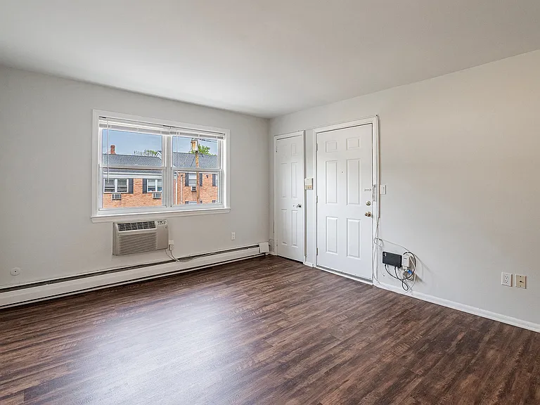 114-120 Montgomery Street Apartments — Photo 8