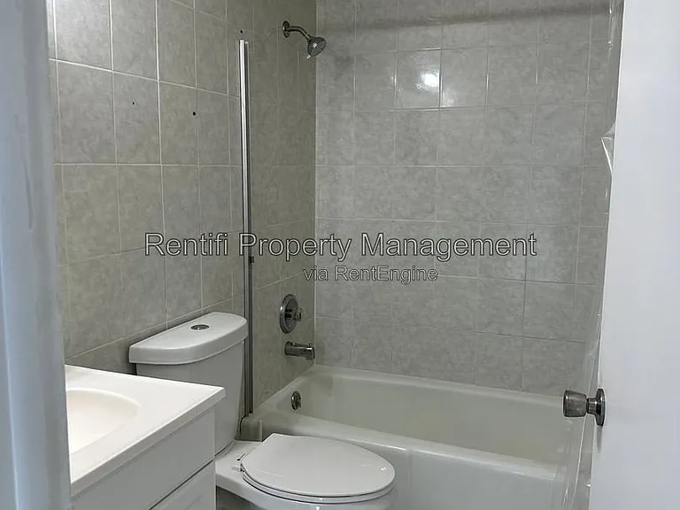 717 SE 9th St #A — Photo 4