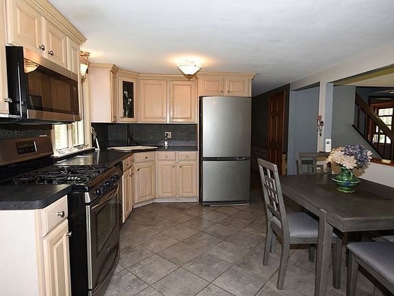 4th image of 6 Sheridan Dr