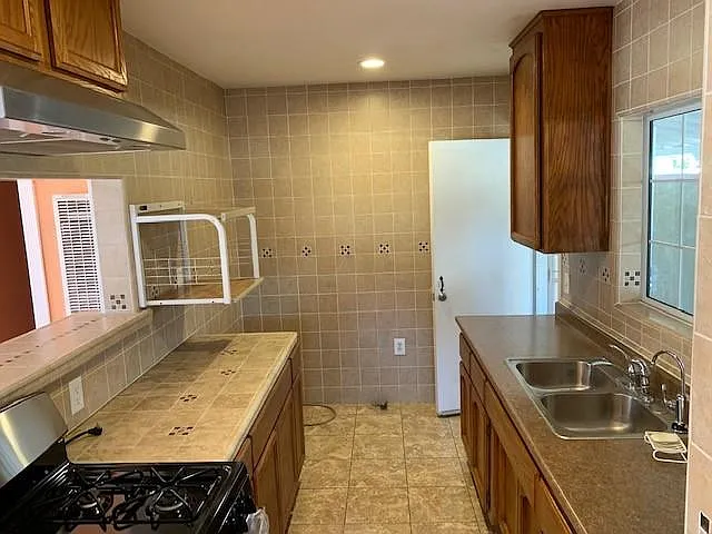 977 W 12th St — Photo 10