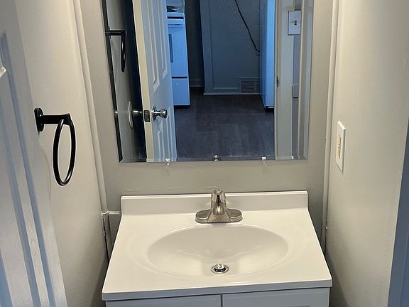 4th image of 9 Edward St APT A