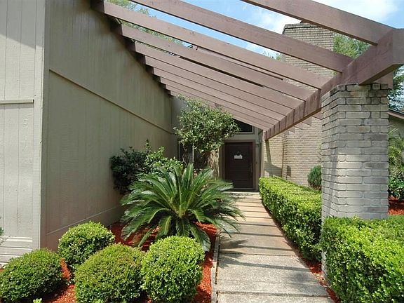 2nd image of 15815 Havenhurst Dr
