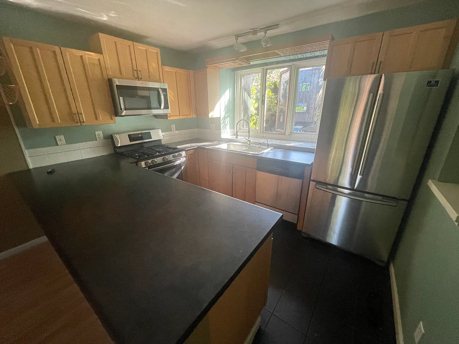 3 bed, 1273 sqft, $4,100 — Photo 2