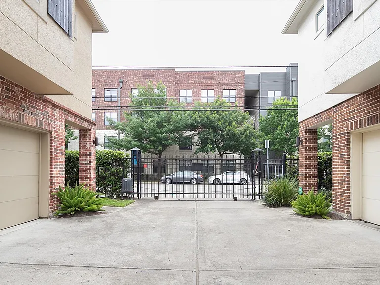 3848 Center St — Photo 3