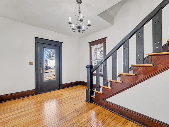 4th image of 1611 Gladstone Ave SE