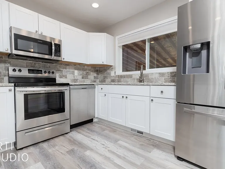 846 E McFarland St — Photo 4