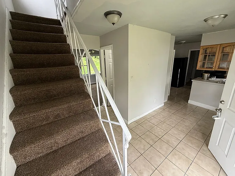 20 Mosshill Ln — Photo 3