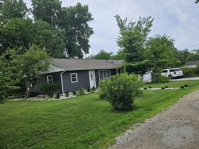 3230 Thornberry Ln — Photo 2