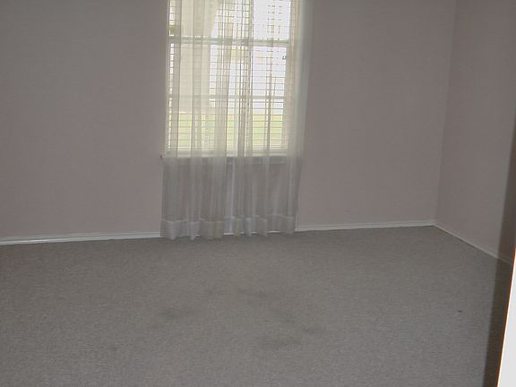 3rd image of 727 E Country Grove Cir