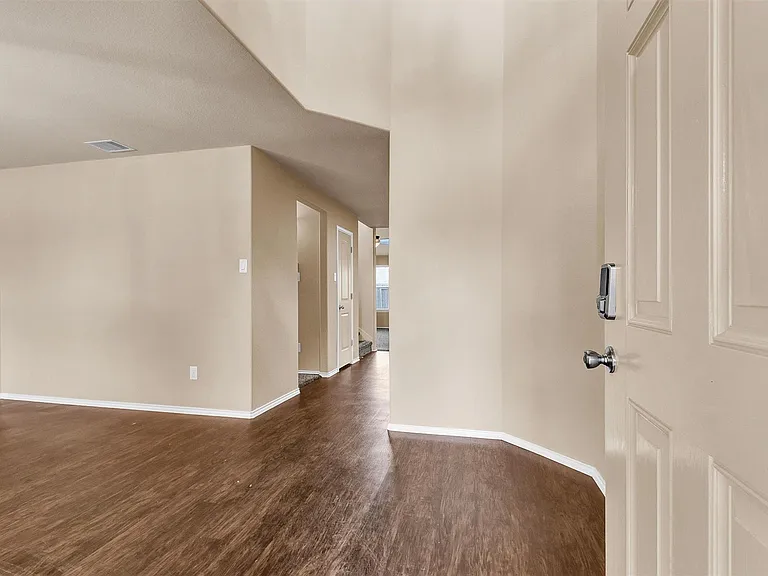 2119 Treasure Mountain Dr — Photo 3