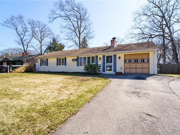 30 Torrington Dr, Warwick, RI 02889