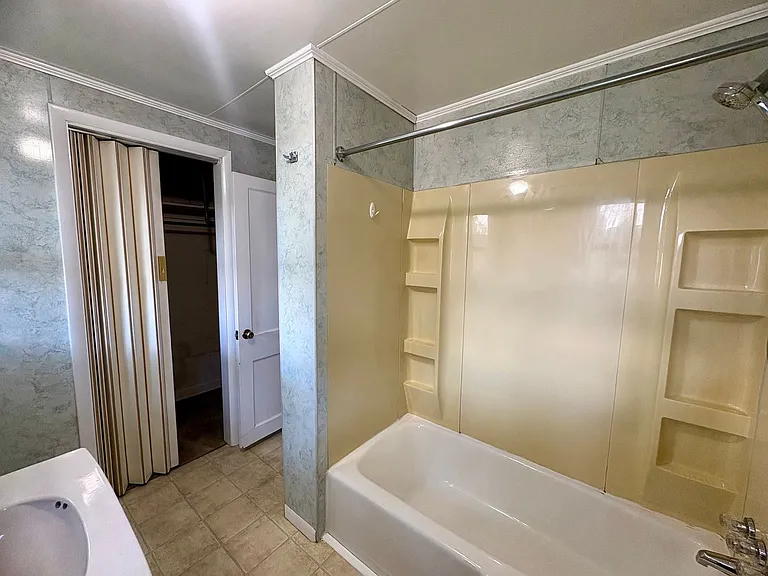 40 W Caracas Ave — Photo 8
