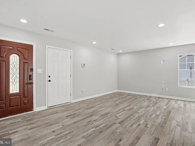 283 Shorewood Dr — Photo 5