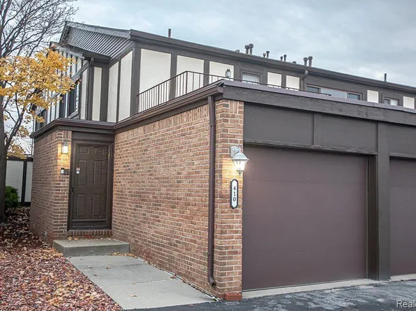 410 Country Club Dr, Saint Clair Shores, MI 48082