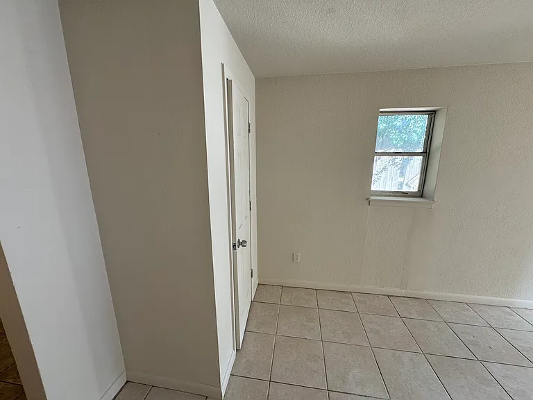 708 La Salle Way — Photo 17