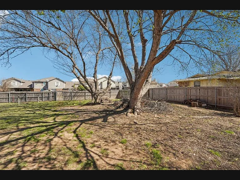 813 Ash Ct — Photo 7