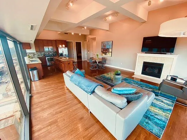 1101 Walnut St — Photo 2