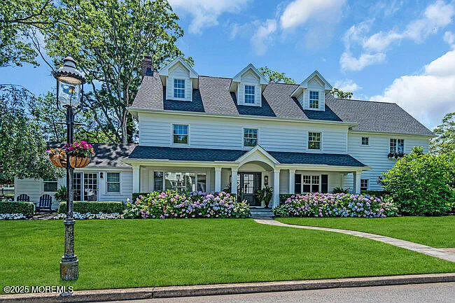 6 bed, 4.5 bath, 5019 sqft, $25,000 — Photo 2