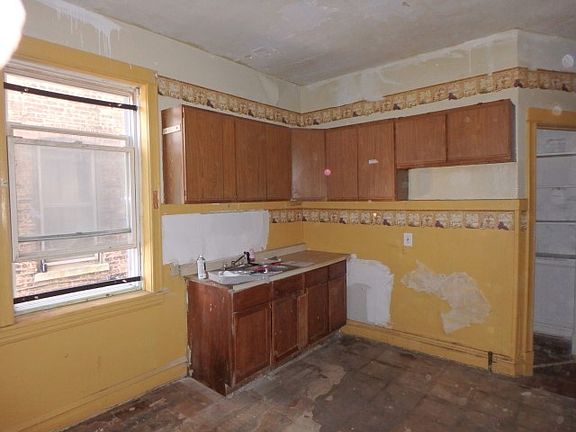 4th image of 11329 S Forest Ave