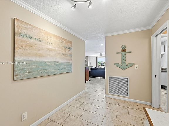 5th image of 801 Palm Trl APT 10