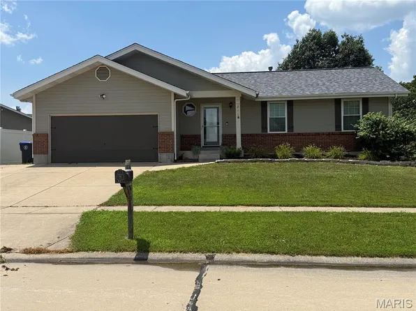 211 Surrey Ct, O'Fallon, MO 63366