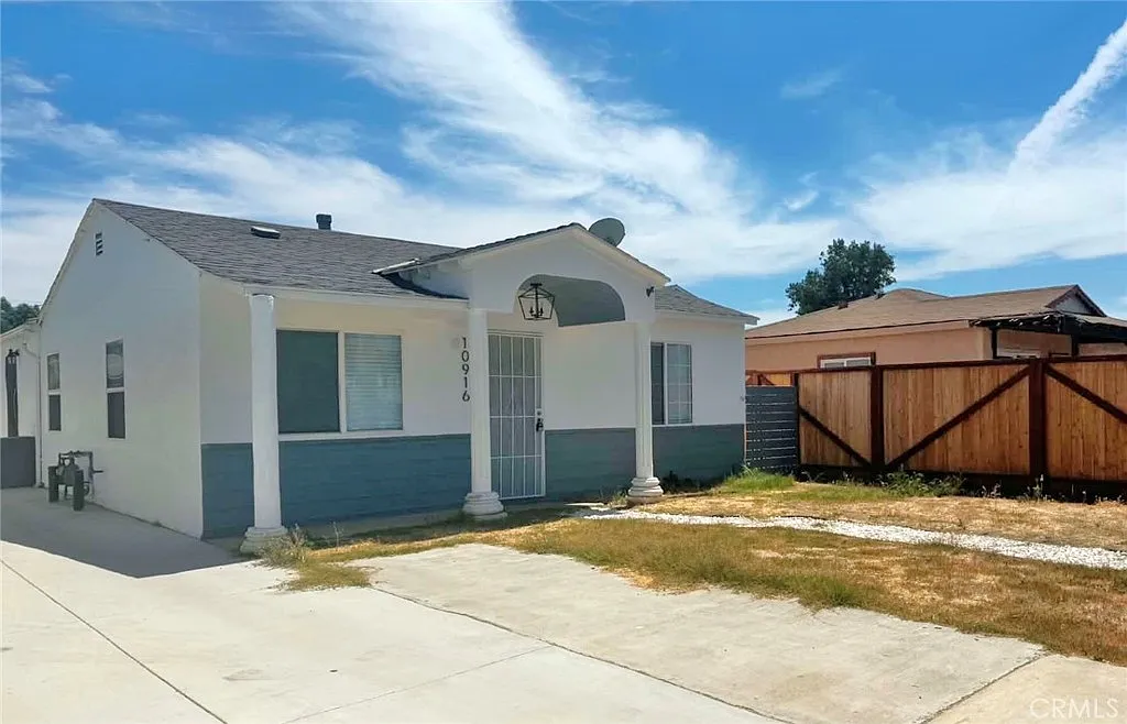 2 bed, 700 sqft, $3,300 — Photo 2
