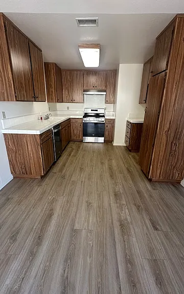 637 Sydney Ln — Photo 13
